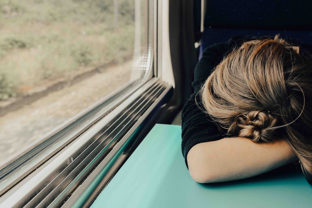 Eine Frau schläft in einem Zug.